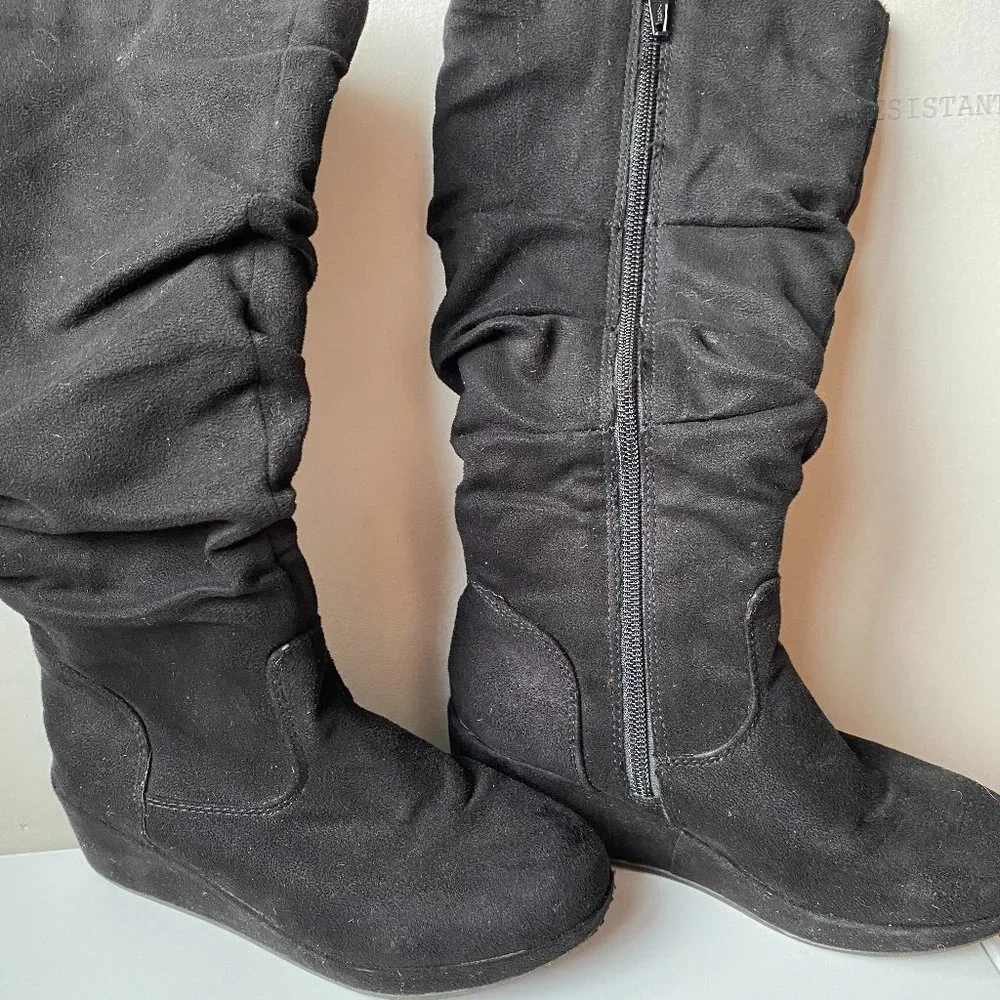 Black wedge boot